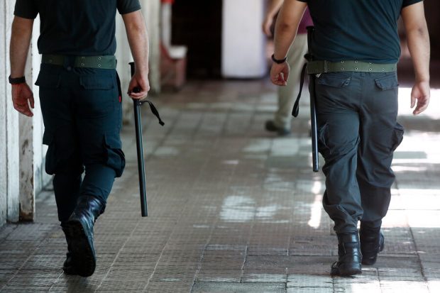 Gendarmería indaga más denuncias, tras detención de 10 vigilantes por corrupción