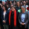 Foto: La expresidenta Michelle Bachelet, junto a ministras presentan la propuesta legislativa del Gobierno en materia de equidad salarial, para equiparar las remuneraciones de hombres y mujeres / Agencia Aton