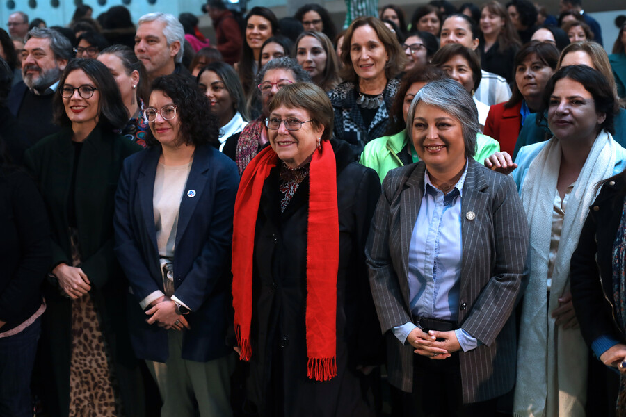 Foto: La expresidenta Michelle Bachelet, junto a ministras presentan la propuesta legislativa del Gobierno en materia de equidad salarial, para equiparar las remuneraciones de hombres y mujeres / Agencia Aton