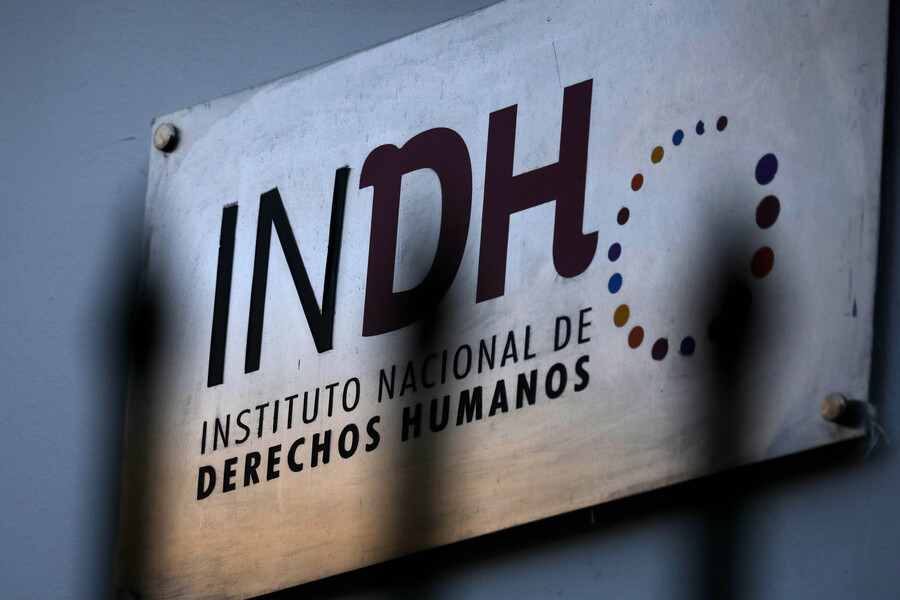 Placa de la sede en Santiago del Instituto Nacional de Derechos Humanos.