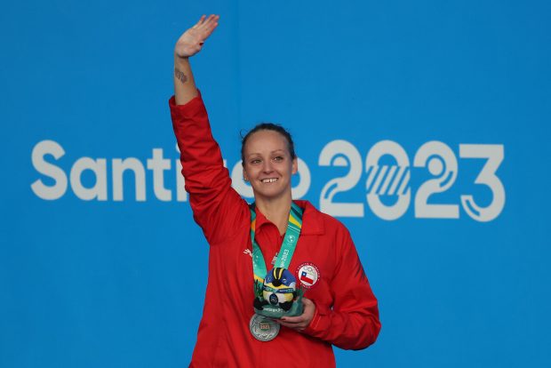 Nadadora chilena, Kristel Köbrich, recibe medalla en los Juegos Panamericanos Santiago 2023.