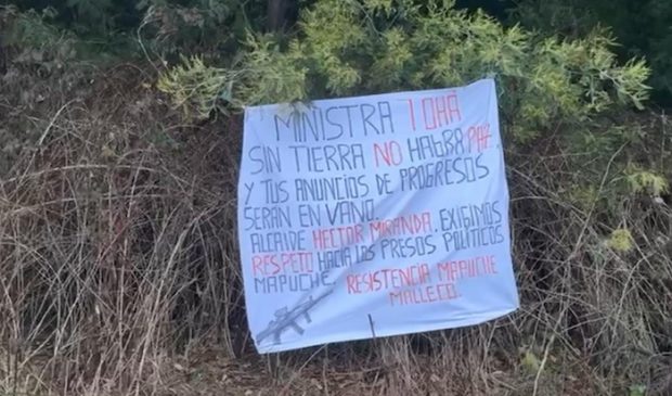 Lienzo de la organización Resistencia Mapuche Malleco, contra autoridades del Estado.