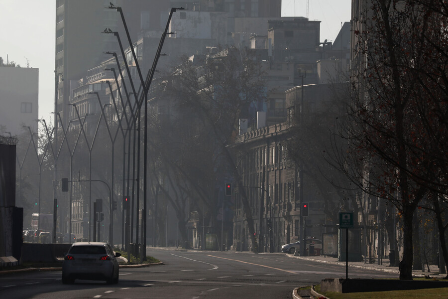 Foto: 
Preemergencia ambiental en Santiago por mala calidad del aire / Agencia Aton