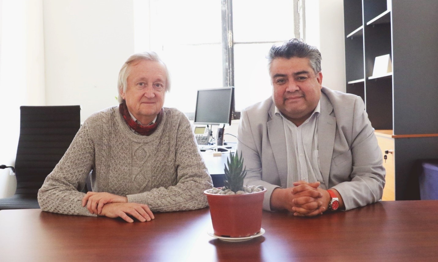 Claus Köbrich (izquierda), coordinador académico de la la Cátedra de Agricultura Campesina y Alimentación, y Patricio López (derecha), director de Radio Universidad de Chile.