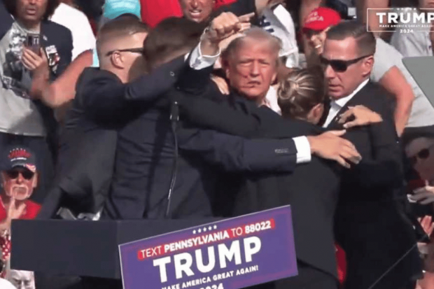 Donald Trump recibe disparo durante acto de campaña en Pensilvania