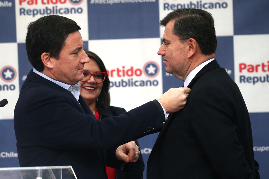 El presidente de Republicanos, Arturo Squella y el general en retiro de Carabineros, Enrique Bassaletti.