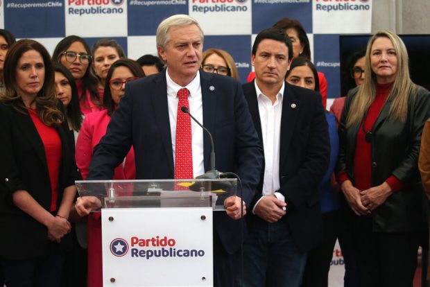 El Partido Republicano cierra la jornada con candidatas a alcaldesas y gobernadoras.
Javier Salvo/Aton Chile