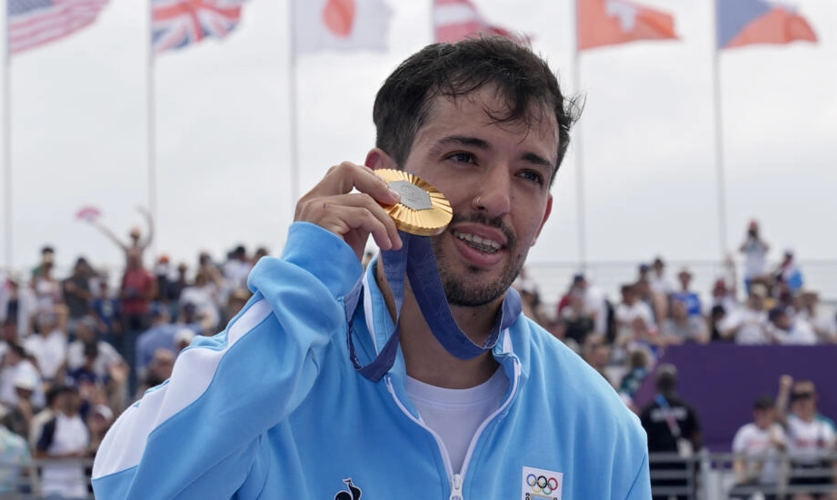 El argentino José Torres posa en el podio tras ganar la final de BMX estilo libre masculino en parque en los Juegos Olímpicos de Verano 2024, el miércoles 31 de julio de 2024, en París, Francia. AP - Frank Franklin II