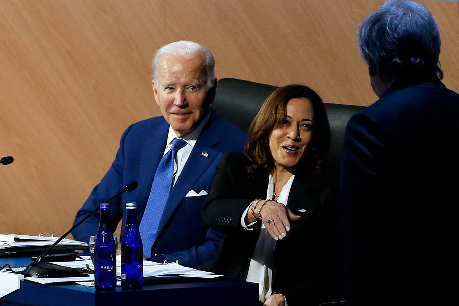 Kamala Harris junto al presidente de los Estados Unidos Joe Biden. Foto: Javier Salvo/ Aton Chile