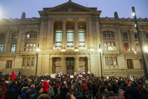 Manifestacion contra el senador Javier Macaya en tribunales de Santiago.Cientos de mujeres piden la renuncia del senador.
Marcelo Hernandez/Aton Chile