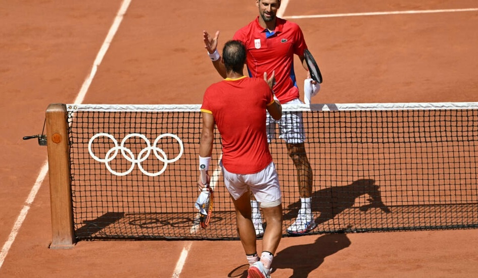 Novak Djokovic y Rafa Nadal escriben una nueva página de su histórica rivalidad en el tenis el 29 de julio de 2024 en los Juegos Olímpicos de París © Miguel MEDINA / AFP