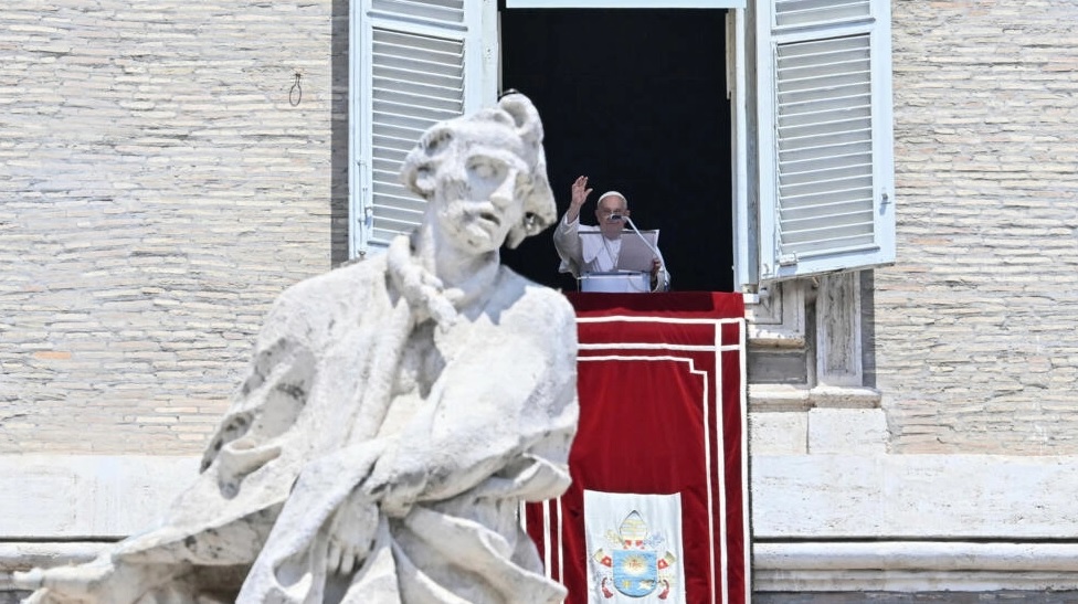 El papa Francisco saluda desde el Palacio Apostólico, en El Vaticano, durante la oración del Ángelus, el 21 de julio de 2024 © Filippo Monteforte / AFP/Archivos.