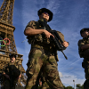 Dos militares franceses armados velan por la seguridad junto a la torre Eiffel. En París, el 21 de julio de 2024 © MARTIN BERNETTI / AFP.