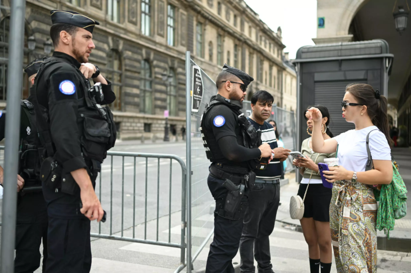 Gendarmes franceses en un punto de control al perímetro de seguridad por la ceremonia de inauguración de los Juegos Olímpicos. En la calle Rivoli, cerca del museo del Louvre de París, el 23 de julio de 2024 © Natalia KOLESNIKOVA / AFP.