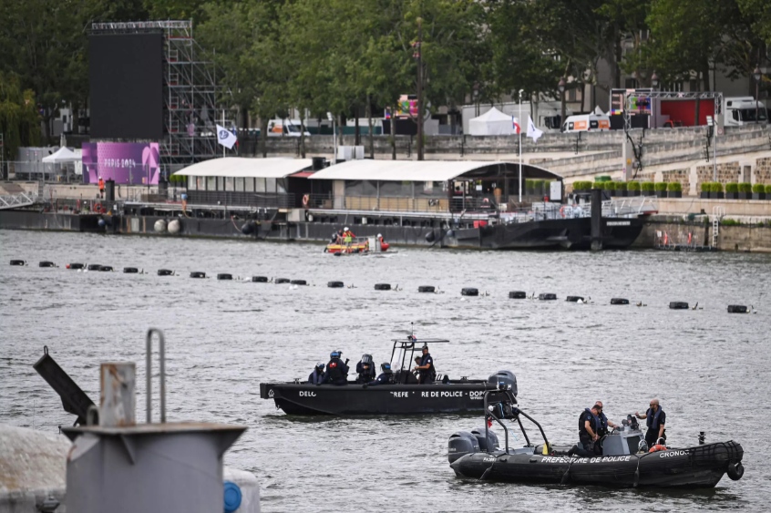 Policías patrullan en el río Sena a tres días de la ceremonia de apertura de los Juegos Olímpicos. En París, el 23 de julio de 2024 © CARL DE SOUZA / AFP.