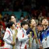 El medallista de bronce Lim Jong-hoon de Corea del Sur se toma un selfi con Shin Yu-bin de Corea del Sur y los medallistas de oro Chuqin Wang y Yingsha Sun de China, pero también con los medallistas de plata Ri Jong-sik y Kim Kum-yong de Corea del Norte, en el podio, este 30 de julio de 2024 en París. REUTERS - Kim Hong-Ji