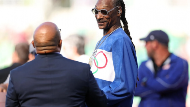 Snoop Dogg en las pruebas de atletismo del equipo olímpico de EE.UU. en Hayward Field, el 23 de junio de 2024 en Eugene, Oregón. Getty Images via AFP - CHRISTIAN PETERSEN