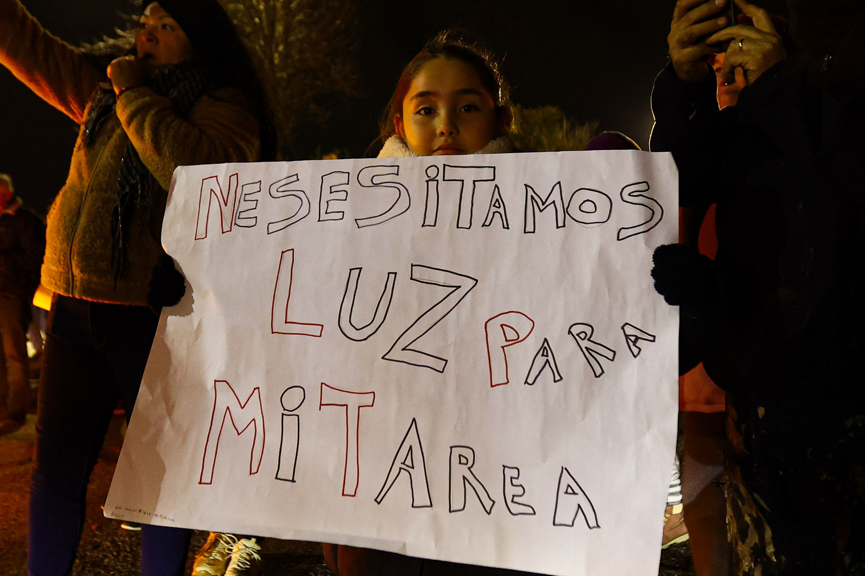 Protestas por corte de luz en Avenida El Rosal con Combate Yerbas Buenas en la comuna de Maipu. Edwin Navarro/Aton Chile