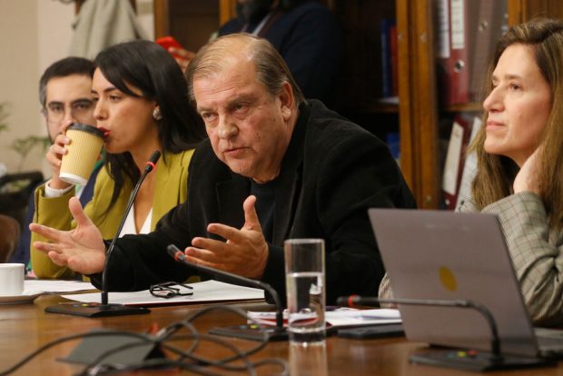 El presidente del directorio de TVN, Francisco Vidal, en la Comisión de Cultura de la Cámara de Diputados.