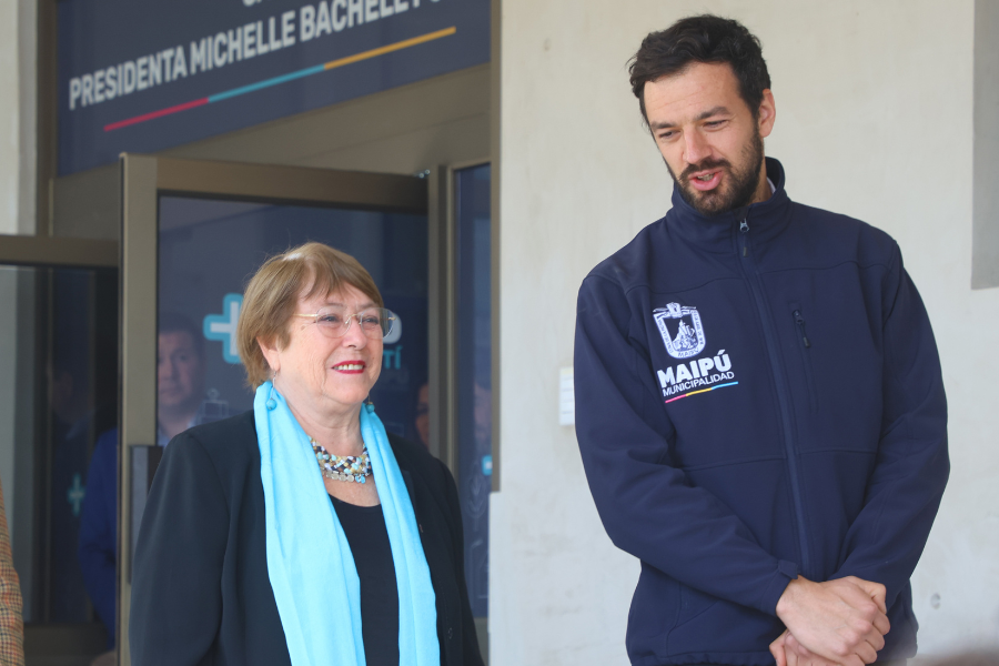 La expresidenta Michelle Bachelet junto al alcalde de Maipú, Tomás Vodanovic