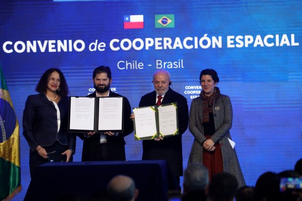 El Presidente Gabriel Boric, junto a su par de Brasil, Luiz Inácio Lula da Silva, encabeza la firma del Convenio de Cooperación Espacial entre ambos países en el Museo Aeronáutico y del Espacio en la comuna de Cerrillos.