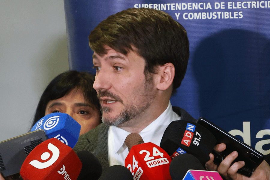 El Ministro de Energía, Diego Pardow y la Superintendenta de Electricidad y Combustibles, Marta Cabeza, se refieren a los niveles de cumplimiento de instrucciones de ENEL y a la continuidad del proceso de caducidad de concesión de dicha empresa. Foto: Marcelo Hernandez/Aton Chile