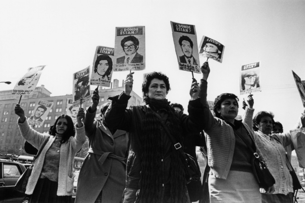 Mujeres de la Agrupación de Familiares Desaparecidos se manifiestan frente al Palacio de Gobierno durante el Régimen Militar de Pinochet. Foto: Kena Lorenzini (Museo de la Memoria y los DD.HH.)