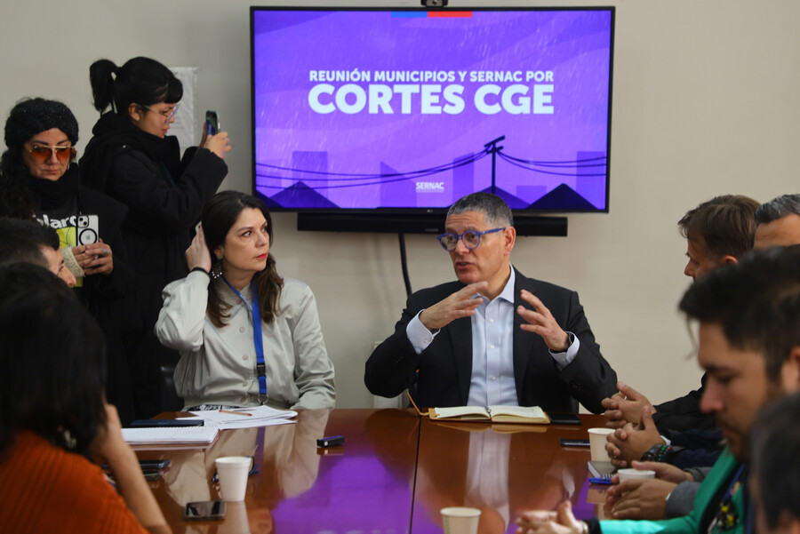 Sernac y alcaldes denuncia a CGE