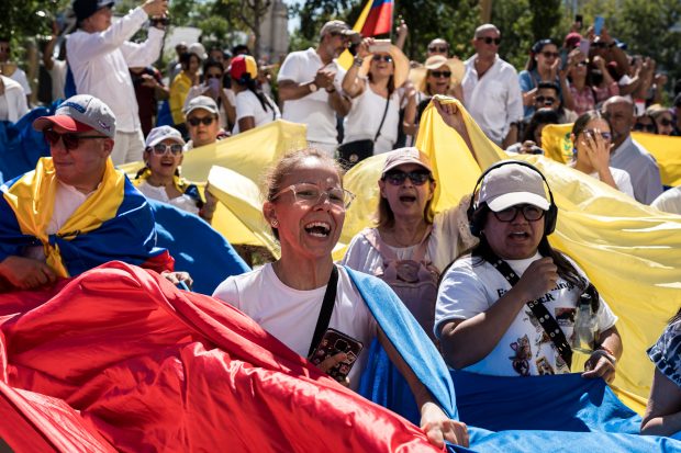 Varias personas durante la manifestación por la movilización de la esperanza a la caravana de la libertad en las próximas elecciones de Venezuela, en la Plaza de España, a 21 de julio de 2024, en Madrid (España). Nicolás Maduro es uno de los 10 candidatos presidenciales que participarán de estos comicios el próximo domingo 28 de julio, aunque su principal contrincante es Edmundo González Urrutia, que representa a la oposición mayoritaria y lidera las encuestas de intención de votos. El Consejo Nacional Electoral de Venezuela (CNE) convocó el 20 de junio a que los 10 candidatos presidenciales firmaran un acuerdo para aceptar los resultados de las elecciones.
Diego Radamés / Europa Press
21/7/2024