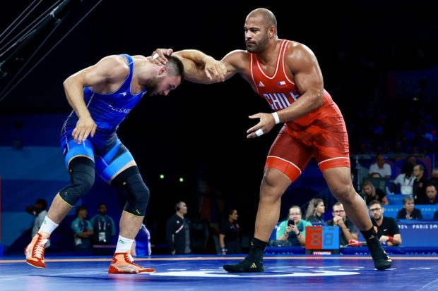 Peleará por medallas: Yasmani Acosta sufre pero avanza a semifinales de la lucha grecorromana