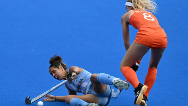 La neerladesa Yibbi Jansen pugna por la pelota con la argentina Rocío Sánchez Moccia en la semifinal femenina Países Bajos-Argentina en el estadio Yves-du-Manoir de Colombes, el 7 de agosto de 2024 © Arun SANKAR / AFP