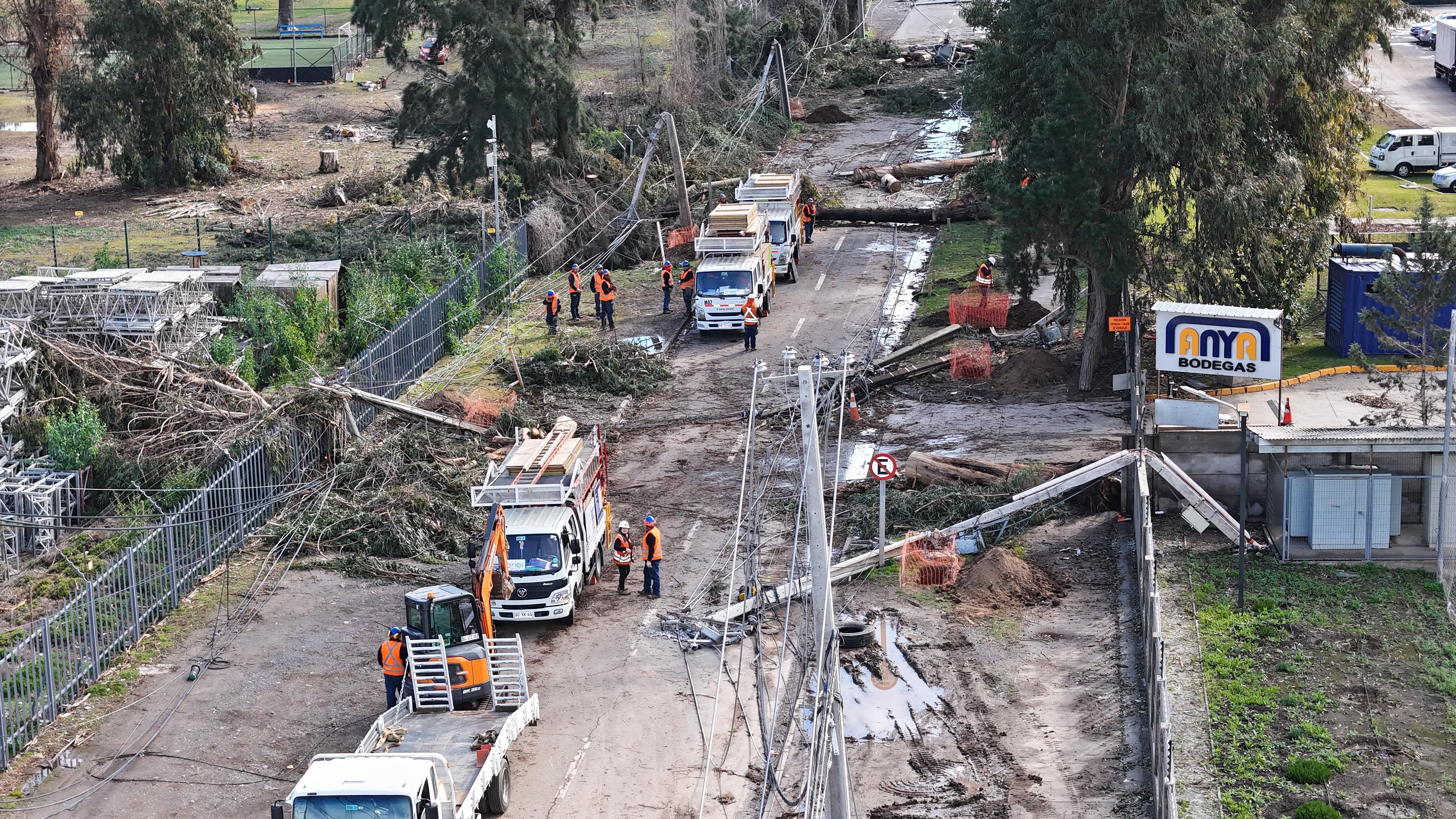 El episodio climático del pasado 1 de agosto, que presentó vientos de más de 120 km por hora en la capital, dejó a miles de clientes sin suministro eléctrico, situación que aún no es solucionada por completo. Foto: @EnelChile