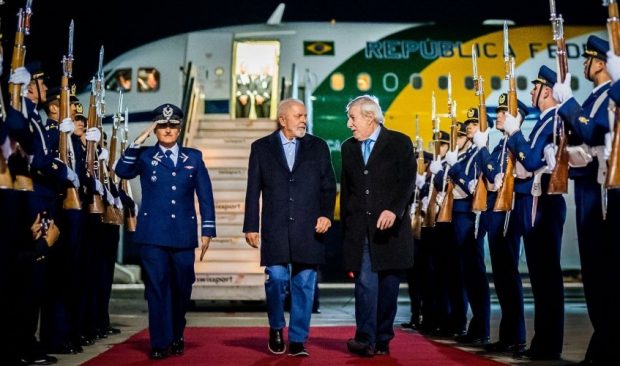 El ministro de Relaciones Exteriores, Alberto van Klaveren, recibió anoche en el Aeropuerto Internacional Arturo Merino Benítez, al Presidente de Brasil, Luiz Inácio Lula da Silva, quien arribó a Chile para realizar una visita de Estado.
Foto Ministerio de Relaciones Exteriores.