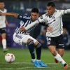 El jugador de Colo Colo Vicente Pizarro, derecha, disputa el balon contra Emmanuel Olivera de Junior de Barranquilla durante el partido de copa libertadores disputado en el estadio Monumental en Santiago, Chile.
13/08/2024
Jonnathan Oyarzun/Photosport.