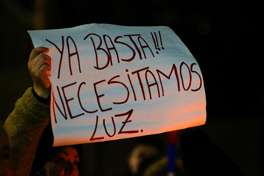 Protestas por corte de luz en Avenida El Rosal con Combate Yerbas Buenas en la comuna de Maipu.
Edwin Navarro/Aton Chile.