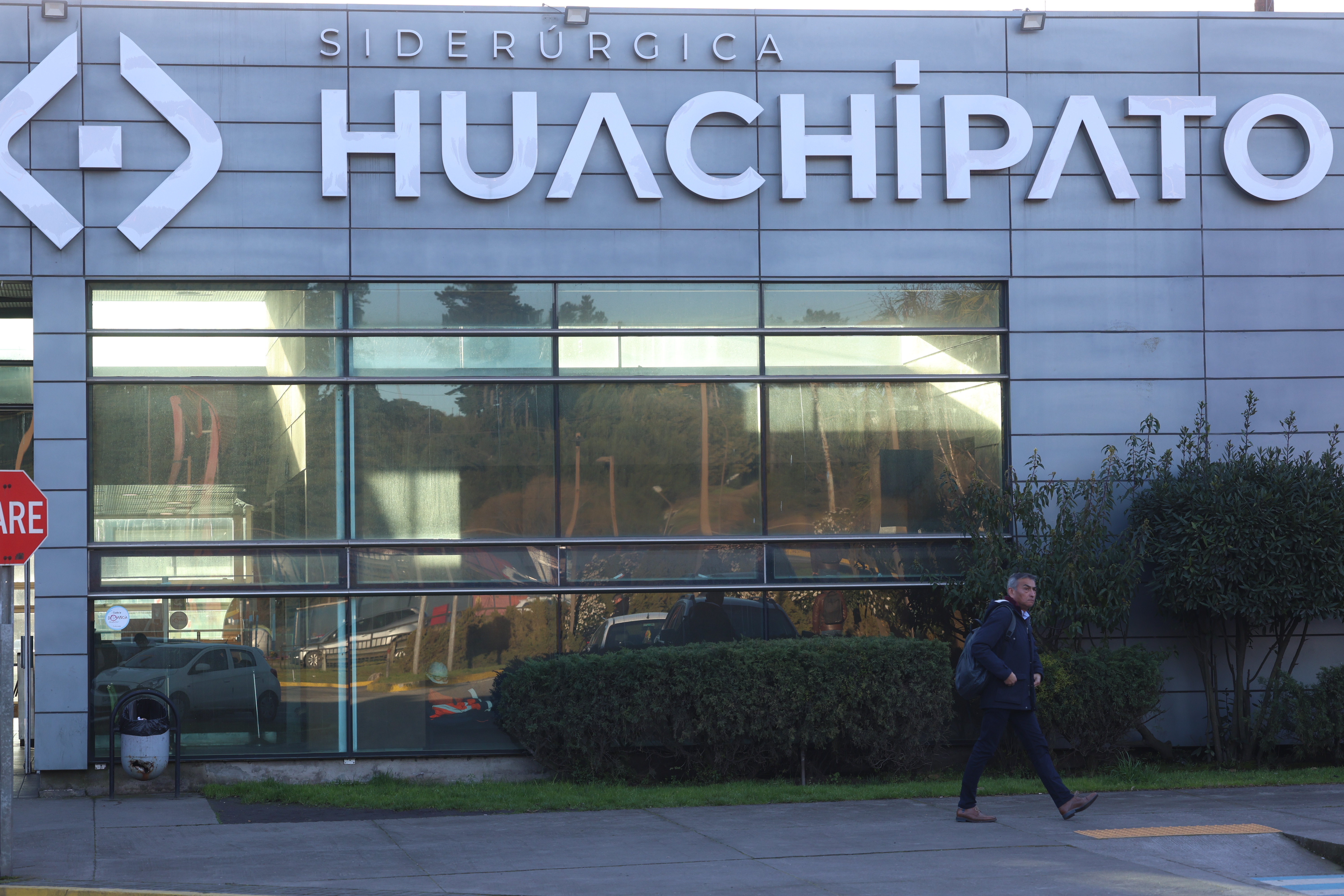 La Compañía de Aceros de Pacifico (CAP) anunció la suspensión indefinida de su principal planta siderúrgica: Huachipato en la ciudad de Talcahuano, porque no pudo traspasar al precio las sobretasas sobre productos chinos que decreto el gobierno de Chile. Carlos Acuna/Agencia Aton