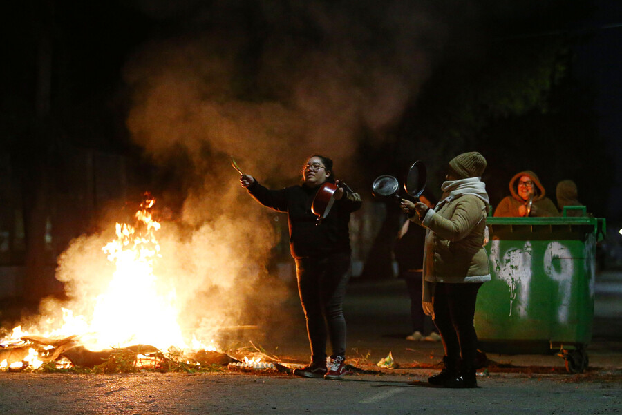 Protestas por corte de luz en calle Los Mares con pasaje Centauro en la comuna de Pudahuel.
Edwin Navarro/Aton Chile.