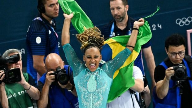 Rebeca Andrade celebra la medalla de oro que ganño en ejercicios de suelo en los Juegos Olímpicos de París-2024 el 5 de agosto de 2024 © Lionel BONAVENTURE / AFP