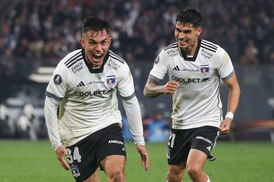 El jugador de Colo Colo Vicente Pizarro, centro, celebra su gol contra Junior de Barranquilla durante el partido de copa libertadores disputado en el estadio Monumental. Foto: Jonnathan Oyarzun/Photosport.