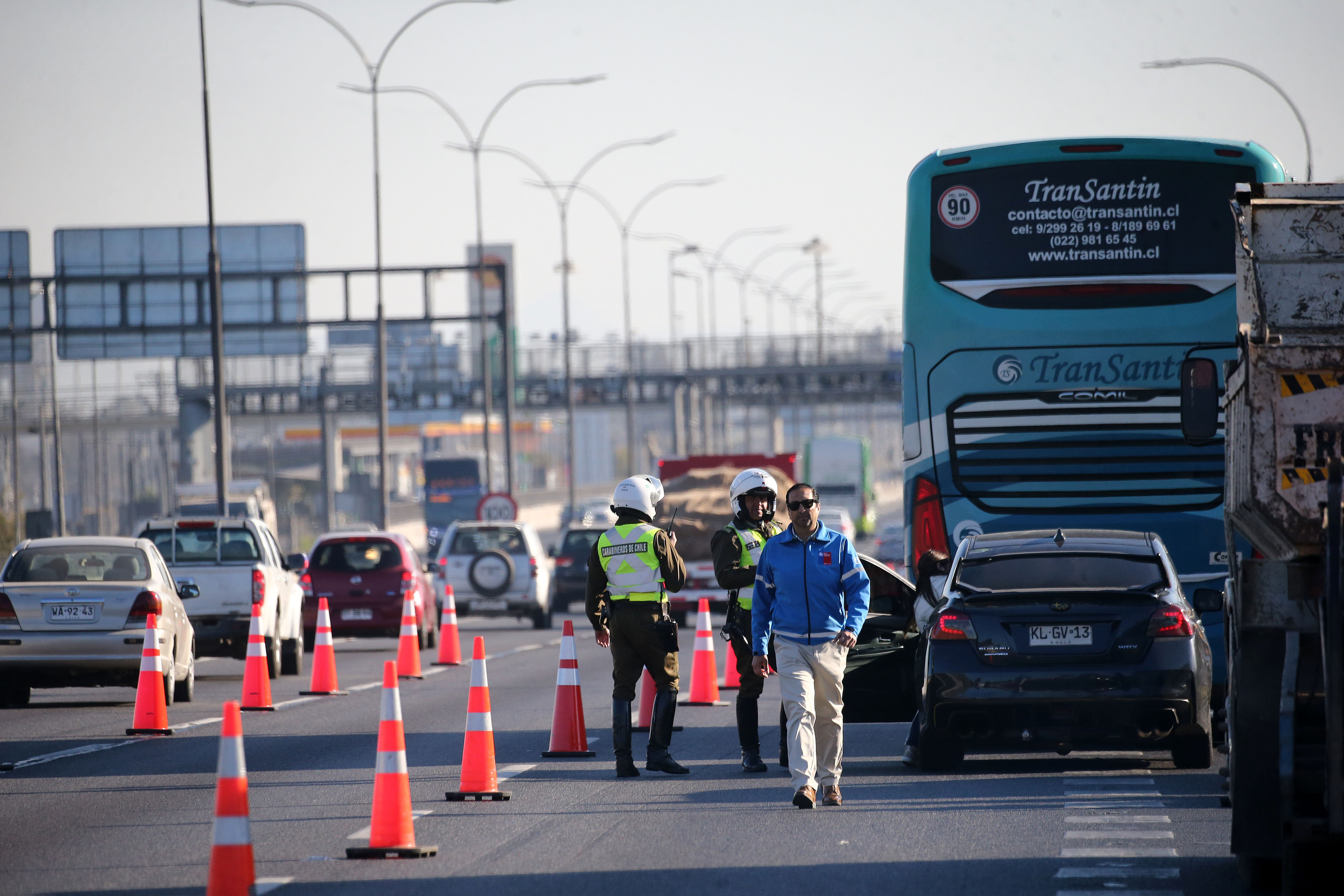 Santiago, 15 de septiembre 2024
Autoridades de gobierno participan en fiscalizacion de Senda y Carabineros a conductores, con aplicacion de Alcotest y Narcotest, el la Ruta 5 en la comuna de San Bernardo.
Javier Salvo/Aton Chile