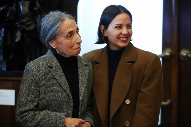 Elvira Hernandez recibe el Premio Nacional de Literatura