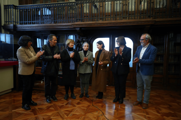 Elvira Hernandez recibe el Premio Nacional de Literatura