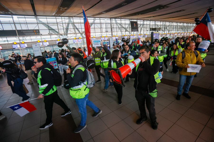 Huelga de los trabajadores sindicalizados del aeropuerto de Santiago.