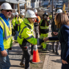 Kamala Harris saluda a trabajadores en la calle