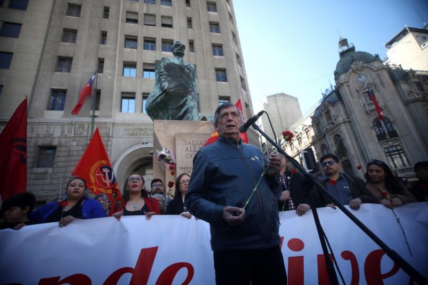 El presidente del PC, Lautaro Carmona, en el homenaje por los 54 años desde la elección de Allende.