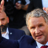 El principal candidato de la derechista Alternativa para Alemania (AfD), Bjoern Hoecke, da un pulgar hacia arriba el día de las elecciones estatales de Turingia en Erfurt, Alemania, 1 de septiembre de 2024. REUTERS - Wolfgang Rattay.