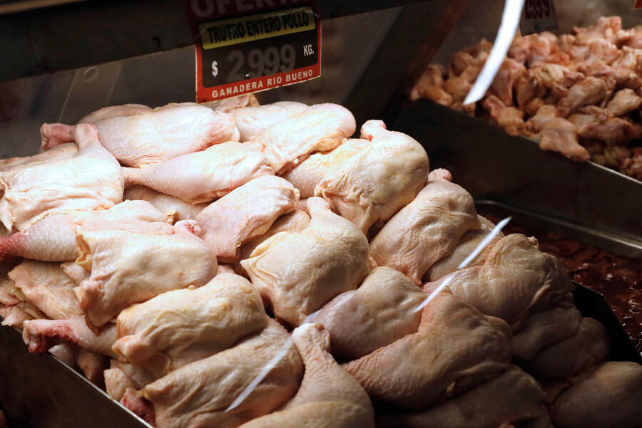 El pollo fue el producto que registró una mayor variación en su precio durante el último mes. Foto: Javier Salvo/Aton Chile.