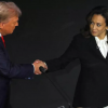 El candidato presidencial republicano, el expresidente estadounidense Donald Trump, y la candidata presidencial demócrata, la vicepresidenta estadounidense Kamala Harris, se dan la mano mientras participan en un debate presidencial organizado por ABC en Filadelfia, Pensilvania, Estados Unidos, el 10 de septiembre de 2024. REUTERS - Brian Snyder