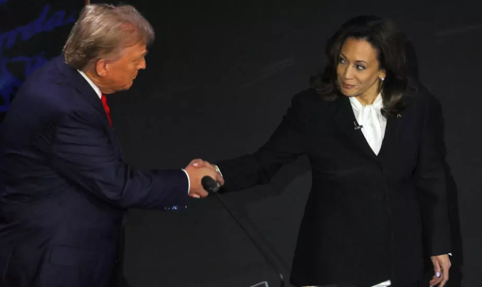 El candidato presidencial republicano, el expresidente estadounidense Donald Trump, y la candidata presidencial demócrata, la vicepresidenta estadounidense Kamala Harris, se dan la mano mientras participan en un debate presidencial organizado por ABC en Filadelfia, Pensilvania, Estados Unidos, el 10 de septiembre de 2024. REUTERS - Brian Snyder