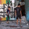 Niños palestinos observan los daños causados por un bombardeo israelí de una escuela que albergaba desplazados palestinos en Ciudad de Gaza, en el norte de la Franja, el 21 de septiembre de 2024 © Omar AL-QATTAA / AFP